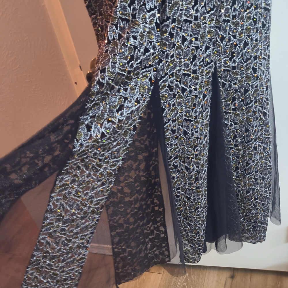 Black and Silver Metallic Lace-Effect Sleeveless Dress - Picture 7 of 10